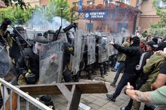 Ketegangan Tentara NATO Bentrok dengan Demonstran Serbia, Puluhan Luka-Luka