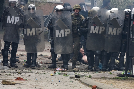 Ketegangan Tentara NATO Bentrok dengan Demonstran Serbia, Puluhan Luka-Luka