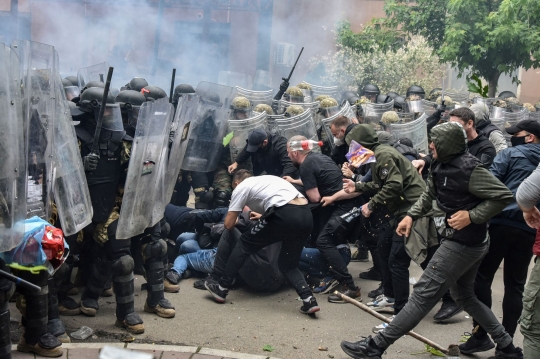 Ketegangan Tentara NATO Bentrok dengan Demonstran Serbia, Puluhan Luka-Luka