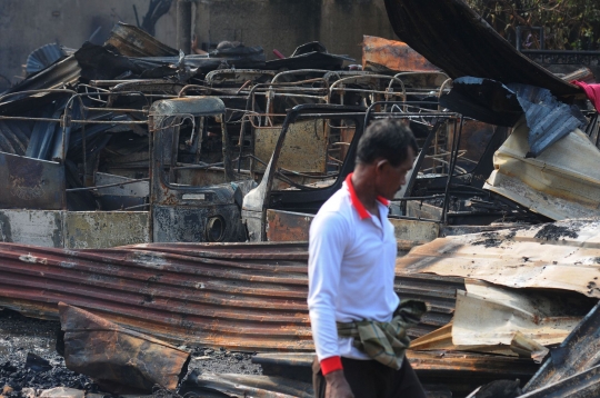 Puluhan Bangunan Semi Permanen hingga Pangkalan Bajaj di Duren Sawit Ludes Terbakar