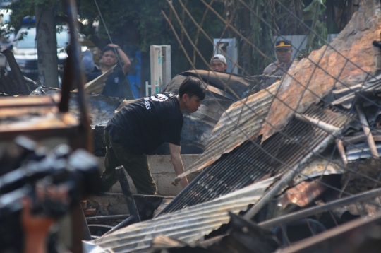 Puluhan Bangunan Semi Permanen hingga Pangkalan Bajaj di Duren Sawit Ludes Terbakar