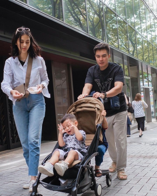 Momen Paula Verhoeven saat Menyuapi Kenzo di Shibuya, Penampilannya Bikin Salfok