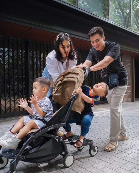 Momen Paula Verhoeven saat Menyuapi Kenzo di Shibuya, Penampilannya Bikin Salfok