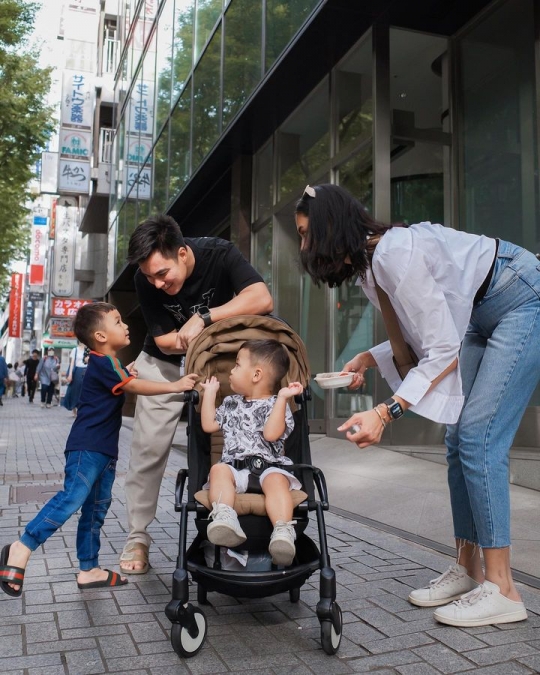 Momen Paula Verhoeven saat Menyuapi Kenzo di Shibuya, Penampilannya Bikin Salfok