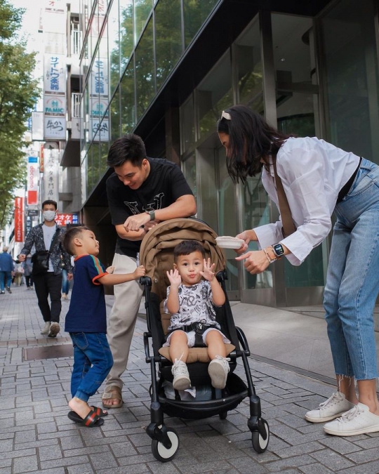 Momen Paula Verhoeven saat Menyuapi Kenzo di Shibuya, Penampilannya Bikin Salfok