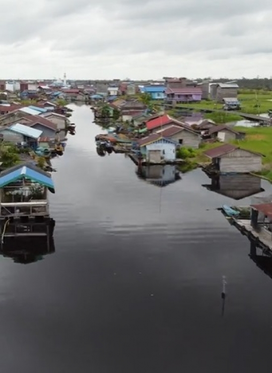 Melihat Istimewanya Desa tak Punya Daratan, Ada Jembatan Buka Tutup & Masjid Apung