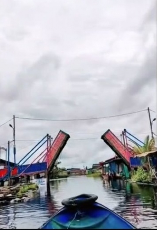 Melihat Istimewanya Desa tak Punya Daratan, Ada Jembatan Buka Tutup & Masjid Apung