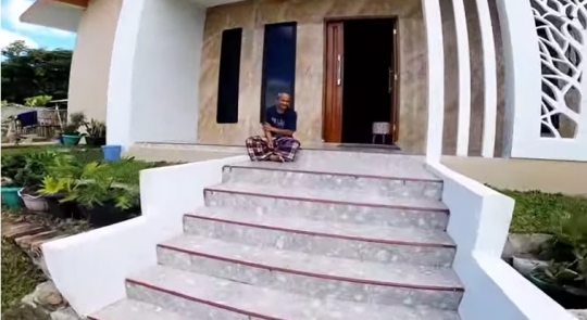 Menikmati Masa Tua, Pensiunan Karyawan Bangun Rumah Mewah di Pinggir Sawah
