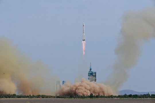 Momen Peluncuran Tiga Astronaut China untuk Misi ke Bulan
