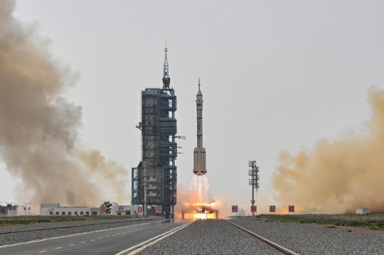 Momen Peluncuran Tiga Astronaut China untuk Misi ke Bulan