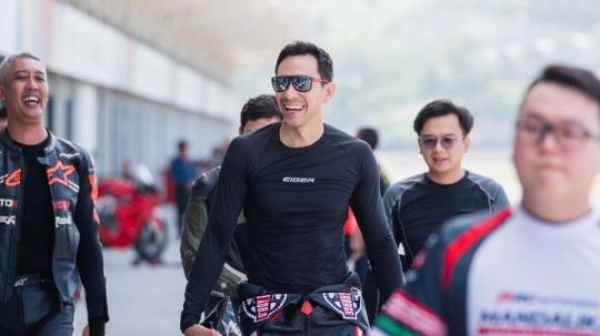 Keren! 7 Potret Darius Sinathrya Mengaspal di Sirkuit Mandalika, Bak Pembalap MotoGP