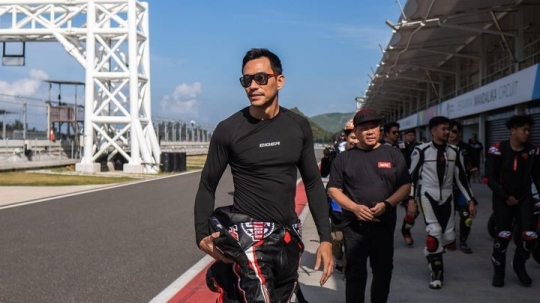 Keren! 7 Potret Darius Sinathrya Mengaspal di Sirkuit Mandalika, Bak Pembalap MotoGP