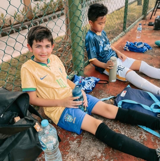 Potret Ganteng Quenzino Anak Carissa Puteri Usai Latihan Sepakbola Curi Perhatian