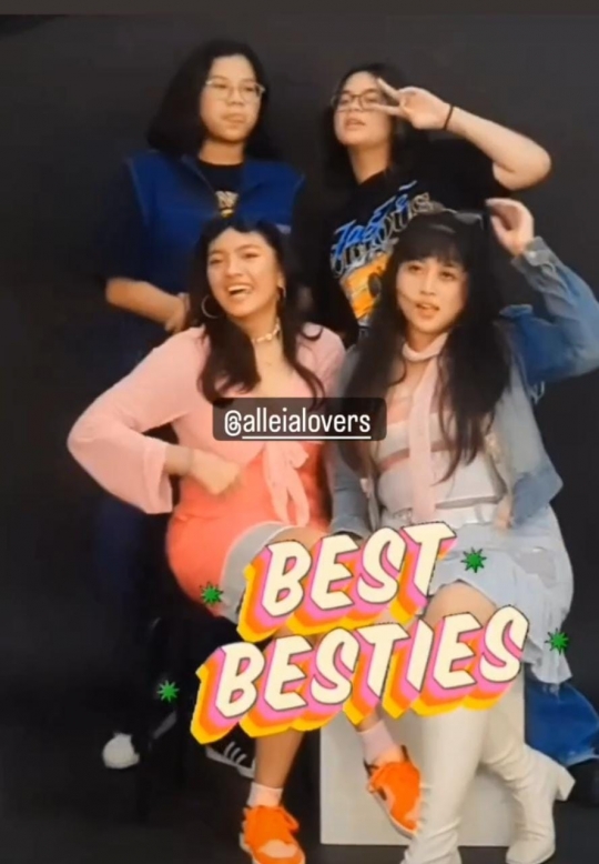 Deretan Gaya Stunning Alleia Anak Ariel Noah saat Jalani Sesi Foto Bareng Bestie