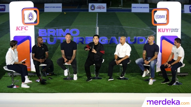 Ketua Umum Persatuan Sepakbola Seluruh Indonesia, Erick Thohir (tengah) bersama lima legenda sepak bola dunia Roberto Carlos (ketiga kanan), Juan Sebastian Veron (kedua kanan), Giorgos Karagounis (kanan), Marco Materazzi (ketiga kiri) dan Eric Abidal (kedua kiri) dalam acara BRImo Future Garuda di Stadion BRI BRILiaN, Jakarta Selatan, Senin (30/5/2023). BRImo Future Garuda adalah kegiatan untuk memberikan pelatihan, inspirasi, dan motivasi kepada sejumlah pemain Timnas Indonesia U-16 dan bibit-bibit unggul lainnya yang digagas PSSI dan BRI.