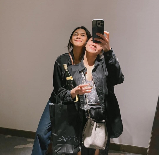 Potret Nana Mirdad Terbang ke Singapura demi Rayakan Ultah Naysilla, Sibling Goals!