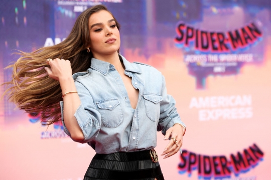 Pesona Hailee Steinfeld dengan Rambut Pirang dan Rok Seksi di Pemutaran Spiderman