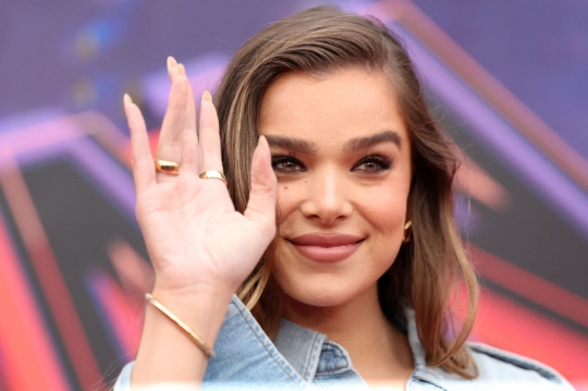 Pesona Hailee Steinfeld dengan Rambut Pirang dan Rok Seksi di Pemutaran Spiderman