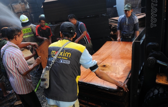 Jibaku Petugas Sejak Semalam Padamkan Kebakaran Gudang Kayu di Cipinang Muara II