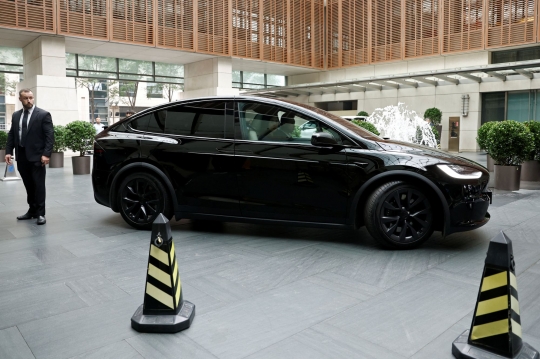 Gaya Elon Musk Naik Tesla Model X Hitam di Beijing