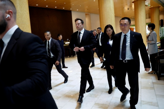 Gaya Elon Musk Naik Tesla Model X Hitam di Beijing