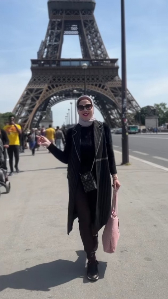 Bareng Ayah dan Anak-Anak, Intip Potret Keseruan Venna Melinda Liburan ke Paris