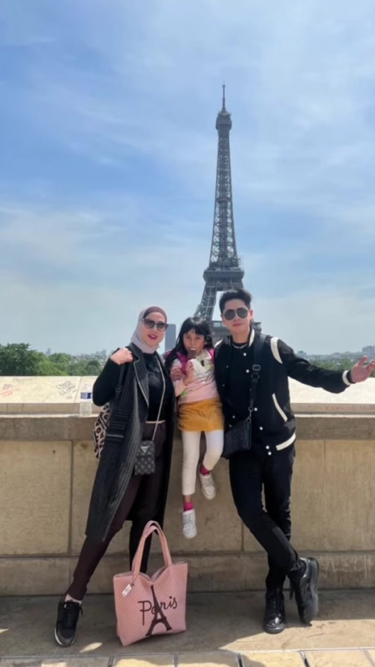 Bareng Ayah dan Anak-Anak, Intip Potret Keseruan Venna Melinda Liburan ke Paris