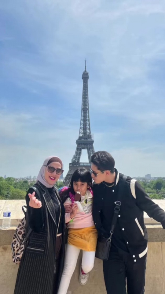 Bareng Ayah dan Anak-Anak, Intip Potret Keseruan Venna Melinda Liburan ke Paris