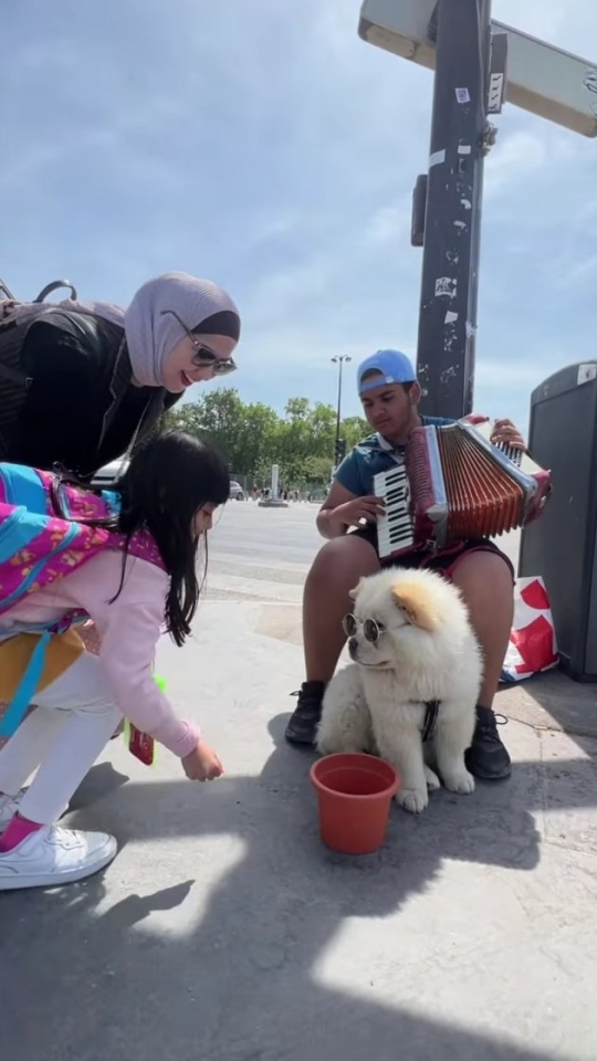 Bareng Ayah dan Anak-Anak, Intip Potret Keseruan Venna Melinda Liburan ke Paris