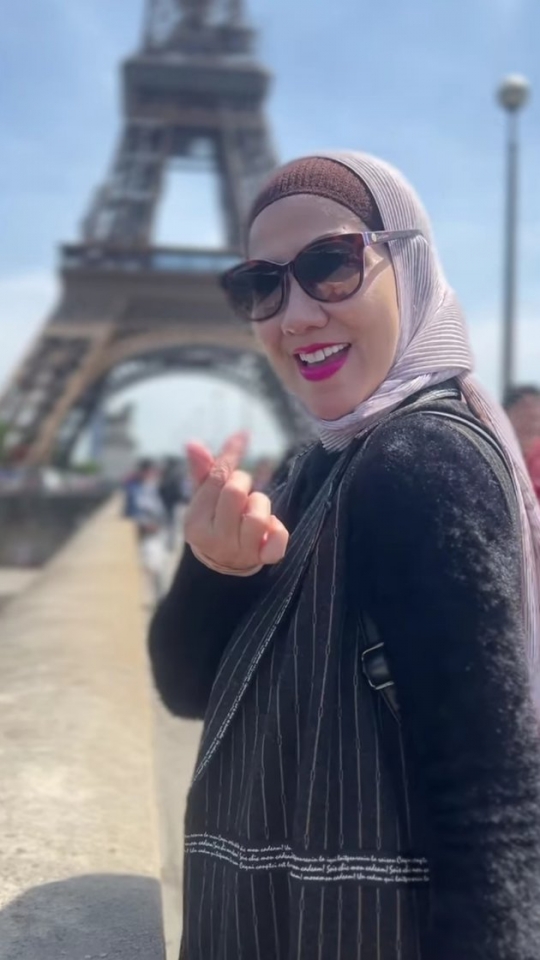 Bareng Ayah dan Anak-Anak, Intip Potret Keseruan Venna Melinda Liburan ke Paris