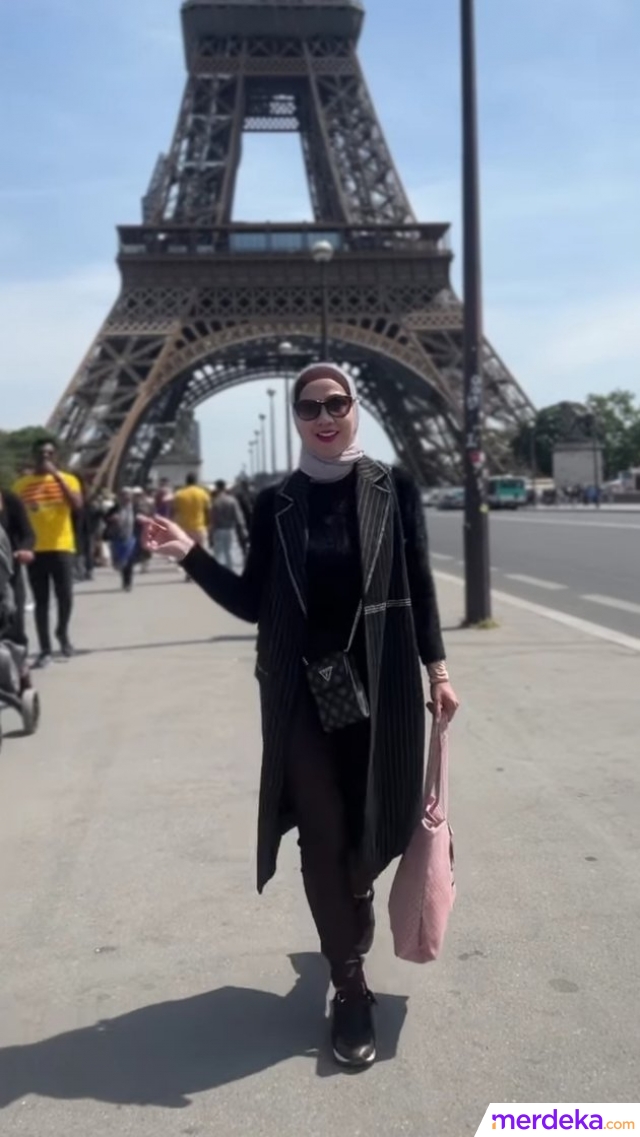 Beginilah salah satu potret keseruan Venna Melinda saat liburan ke Paris yang diunggah di Instagram pribadinya. Venna tampil cantik dengan mengenakan busana serba hitam yang dipadu dengan balutan hijab abu-abu. Wajah kebahagiaan tergambarkan dari wajah Venna saat liburan. 
