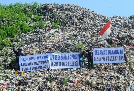 Aksi Kemah Relawan untuk Mengkritisi Keberadaan TPA Cipayung yang Menggunung