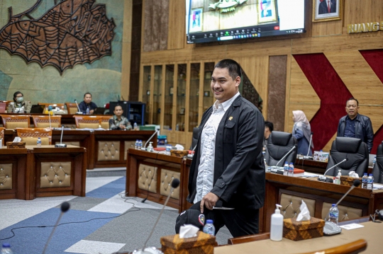 Semringah Menpora Dito Ariotedjo Rapat Perdana dengan Komisi X DPR