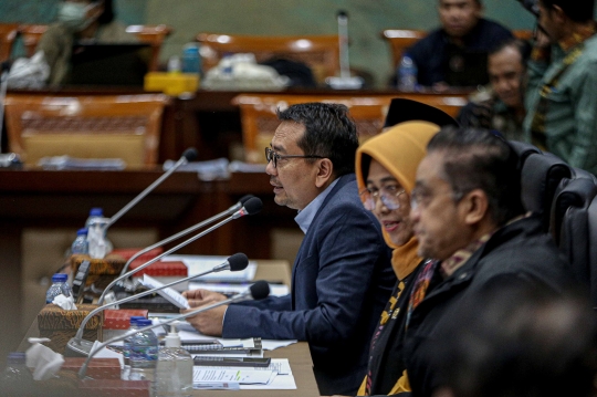 Semringah Menpora Dito Ariotedjo Rapat Perdana dengan Komisi X DPR