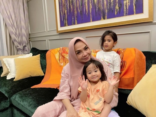 Potret Gemas Mama Rieta bersama Dua Cucunya, Aruni Disebut Lucu Bak Boneka