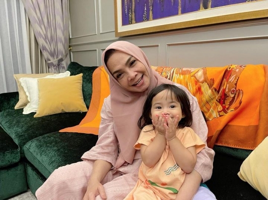 Potret Gemas Mama Rieta bersama Dua Cucunya, Aruni Disebut Lucu Bak Boneka