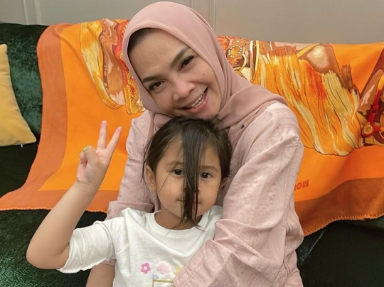 Potret Gemas Mama Rieta bersama Dua Cucunya, Aruni Disebut Lucu Bak Boneka