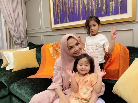 Potret Gemas Mama Rieta bersama Dua Cucunya, Aruni Disebut Lucu Bak Boneka