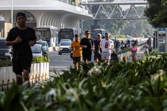 Hari Libur Pancasila, Warga Ramai Berolahraga di Jalan Jenderal Sudirman