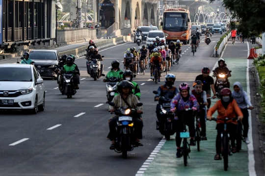 Hari Libur Pancasila, Warga Ramai Berolahraga di Jalan Jenderal Sudirman