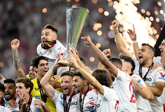 Sevilla Angkat Trofi Juara Liga Eropa 2022/2023 usai Tekuk AS Roma 3-1