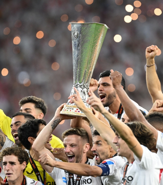 Sevilla Angkat Trofi Juara Liga Eropa 2022/2023 usai Tekuk AS Roma 3-1