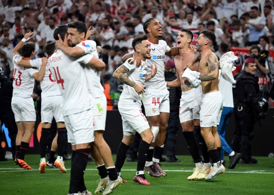 Sevilla Angkat Trofi Juara Liga Eropa 2022/2023 usai Tekuk AS Roma 3-1