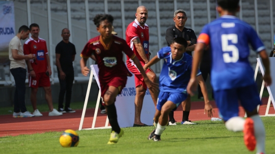 Aksi Roberto Carlos cs Jadi Pelatih Pemain U-16 di Fourfeo BRImo Future Garuda