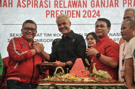 Ganjar Resmikan Rumah Aspirasi Relawan Pemenangan Pilpres 2024 dengan Potong Tumpeng