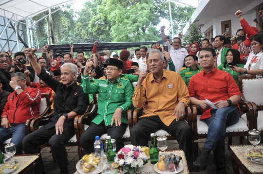 Ganjar Resmikan Rumah Aspirasi Relawan Pemenangan Pilpres 2024 dengan Potong Tumpeng