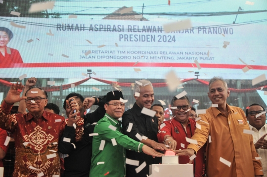 Ganjar Resmikan Rumah Aspirasi Relawan Pemenangan Pilpres 2024 dengan Potong Tumpeng