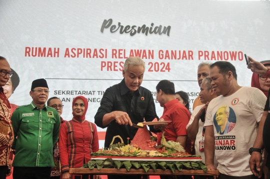 Ganjar Resmikan Rumah Aspirasi Relawan Pemenangan Pilpres 2024 dengan Potong Tumpeng