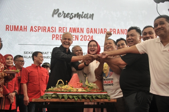 Ganjar Resmikan Rumah Aspirasi Relawan Pemenangan Pilpres 2024 dengan Potong Tumpeng