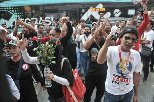 Ganjar Resmikan Rumah Aspirasi Relawan Pemenangan Pilpres 2024 dengan Potong Tumpeng